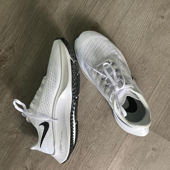 Like New Women’s Nike Air Zoom Pegasus 37 Running Shoes - Picture 7 of 16